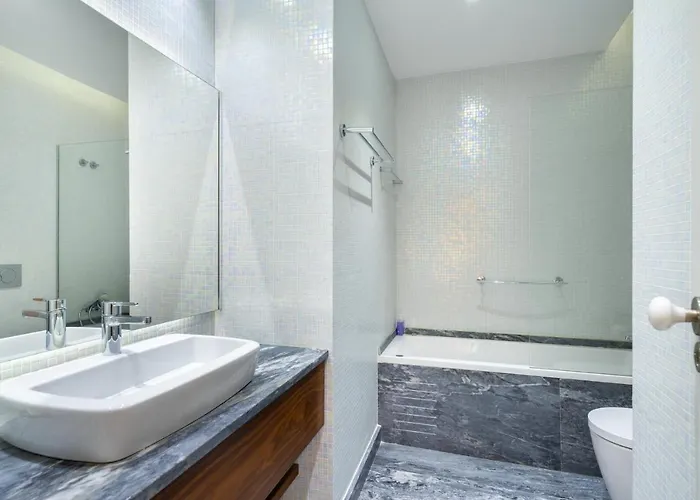 Whome Luxury In Prime Location W/ Ac, Lift & Private Patio *