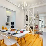 Whome Luxury In Prime Location W/ Ac, Lift & Private Patio