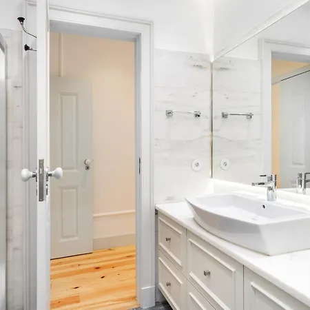 Apartment Whome Luxury In Prime Location W/ Ac, Lift & Private Patio Lissabon